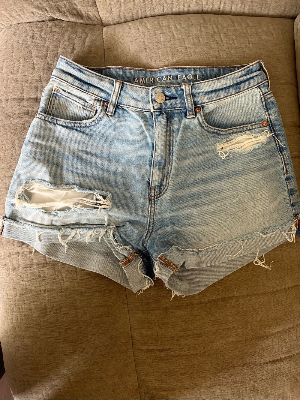 American Eagle Mom Shorts Size 2 Light Wash Ripped Distressed Cuffed